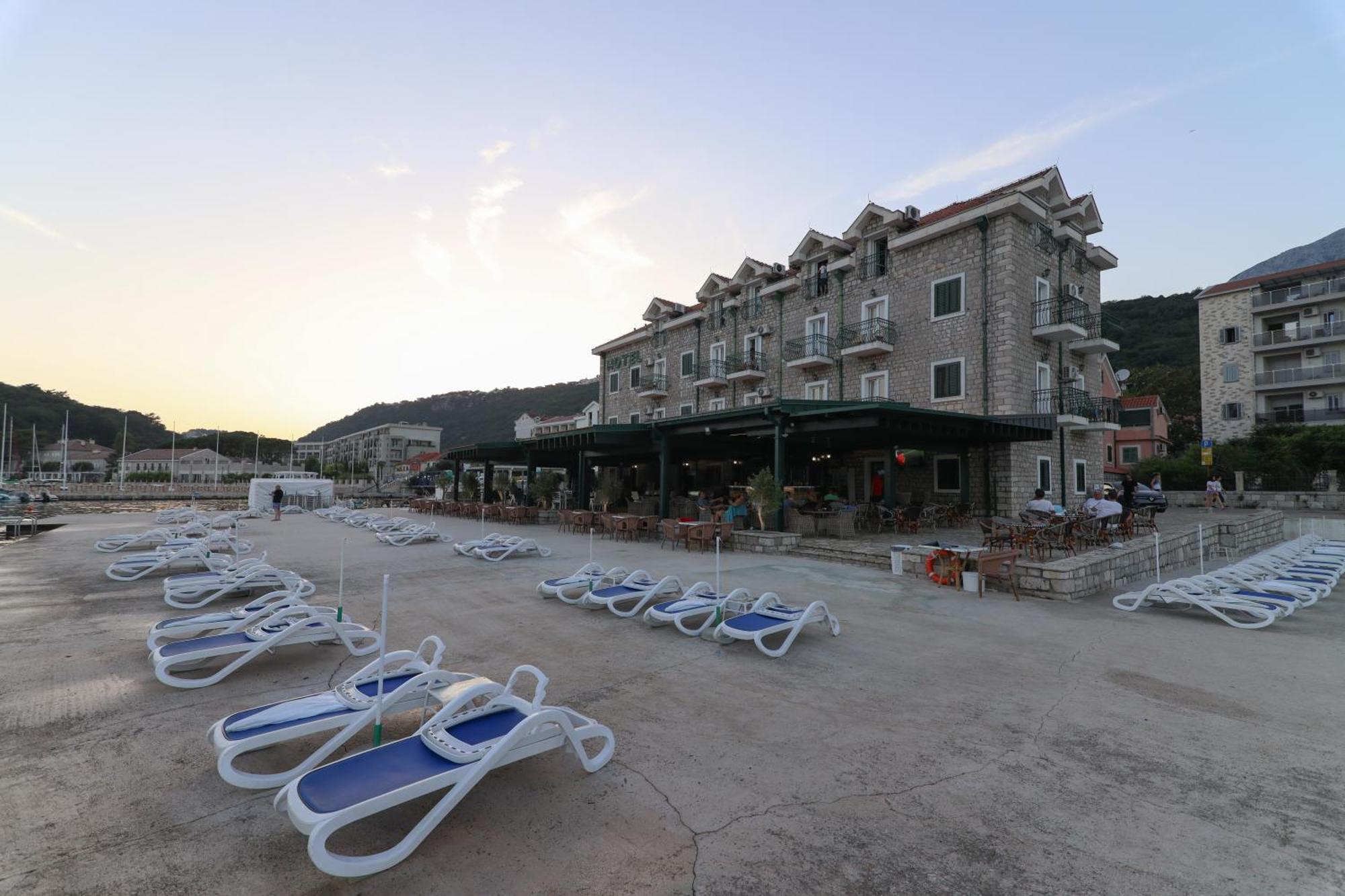 Hotel Rr แฮร์เซ็ก-โนวี ภายนอก รูปภาพ